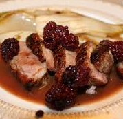 Wilde duivenborst met bramensaus